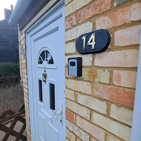 Generous 3 Bed In The Heart Of The Village Huntingdon Esterno foto