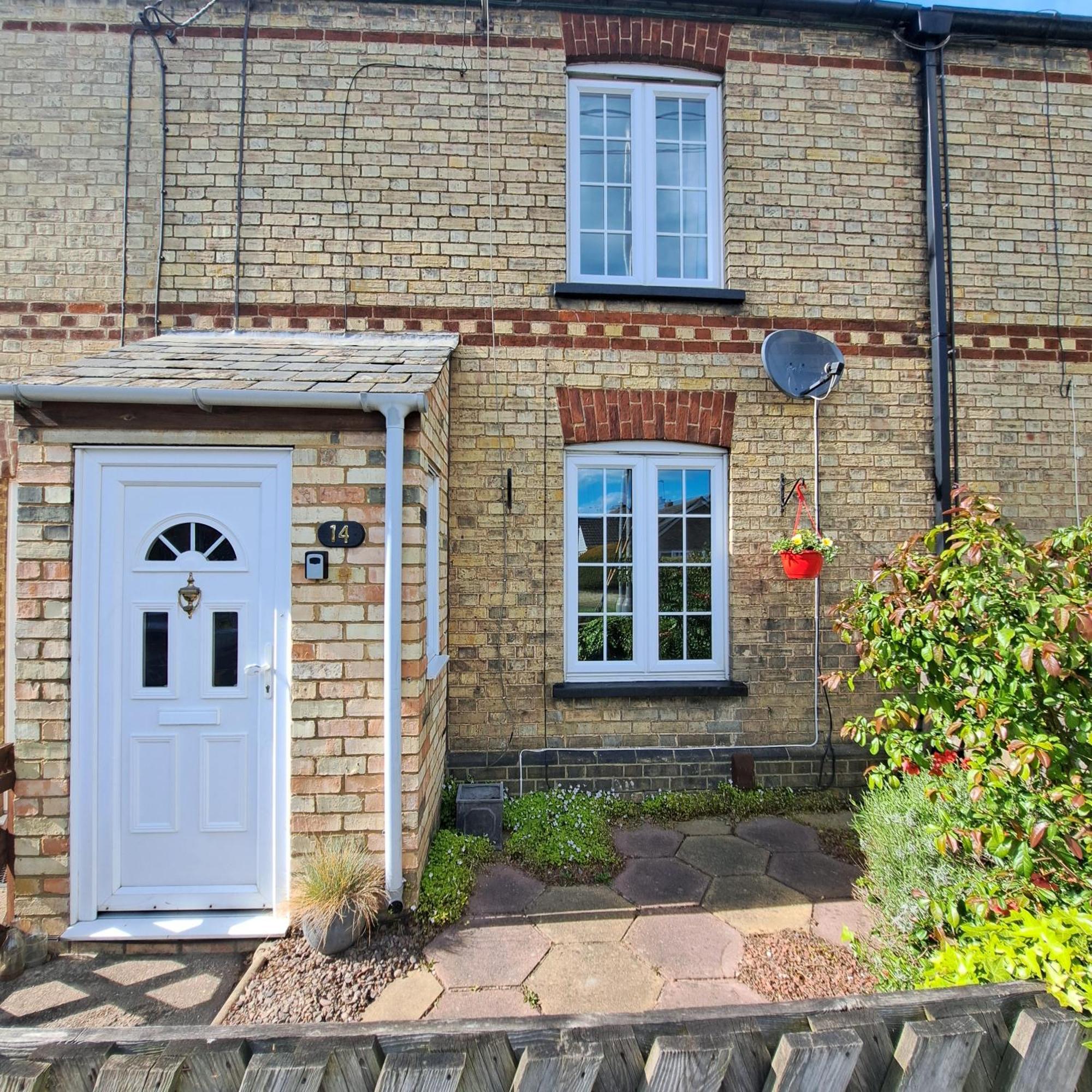 Generous 3 Bed In The Heart Of The Village Huntingdon Esterno foto