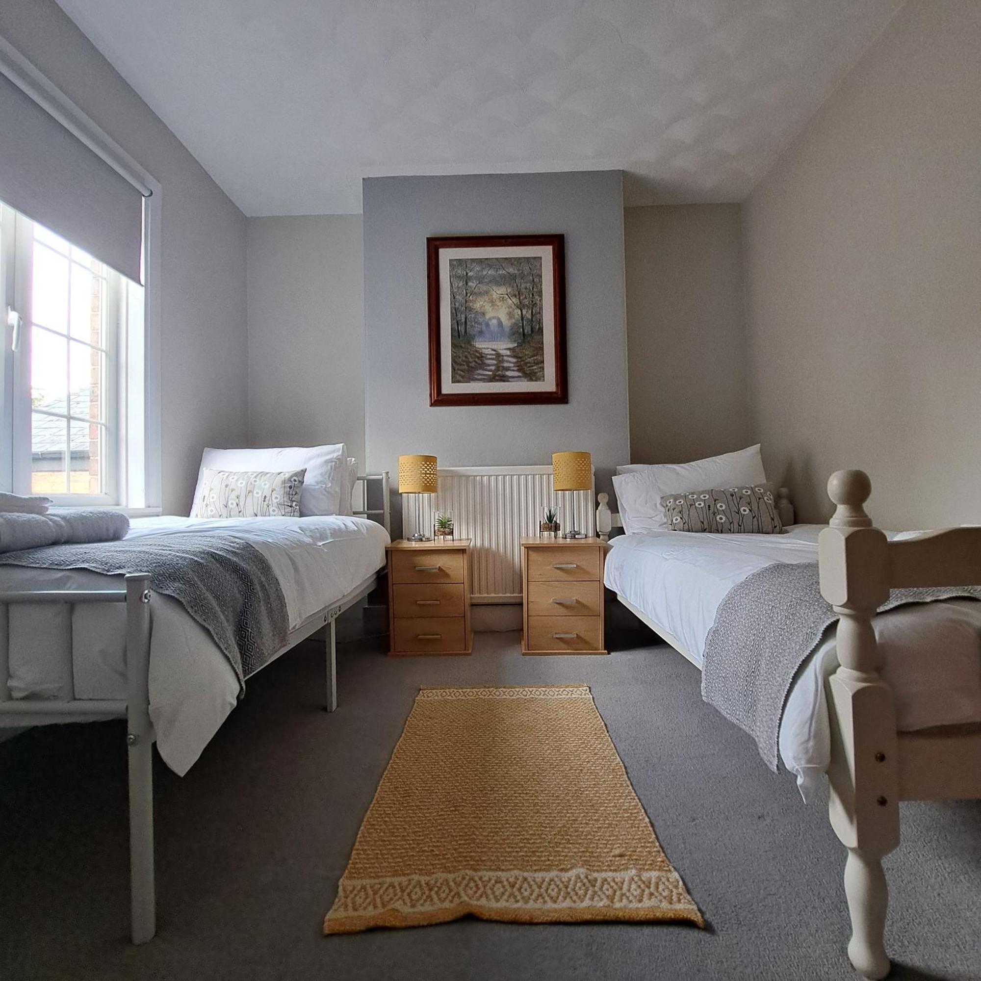 Generous 3 Bed In The Heart Of The Village Huntingdon Esterno foto