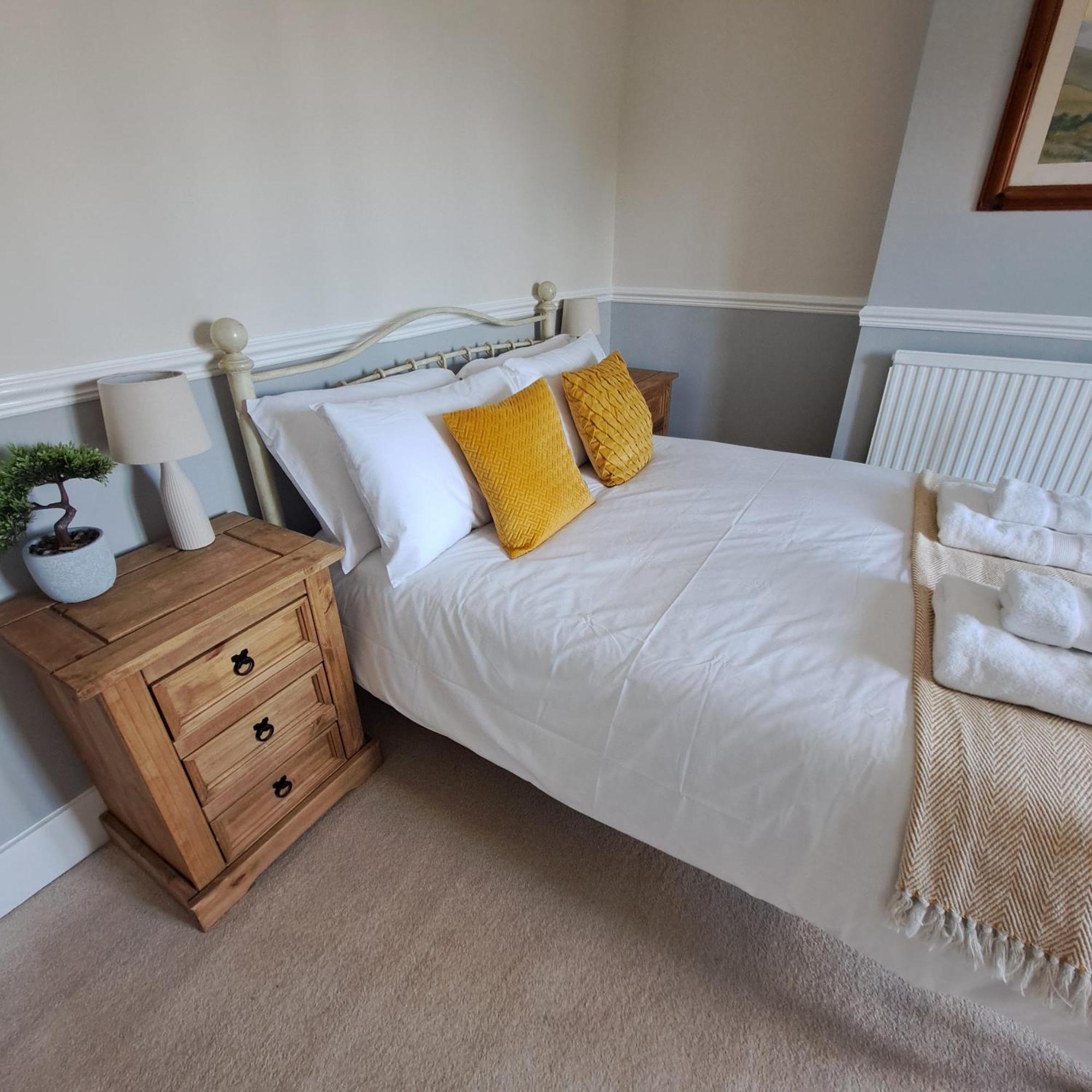 Generous 3 Bed In The Heart Of The Village Huntingdon Esterno foto