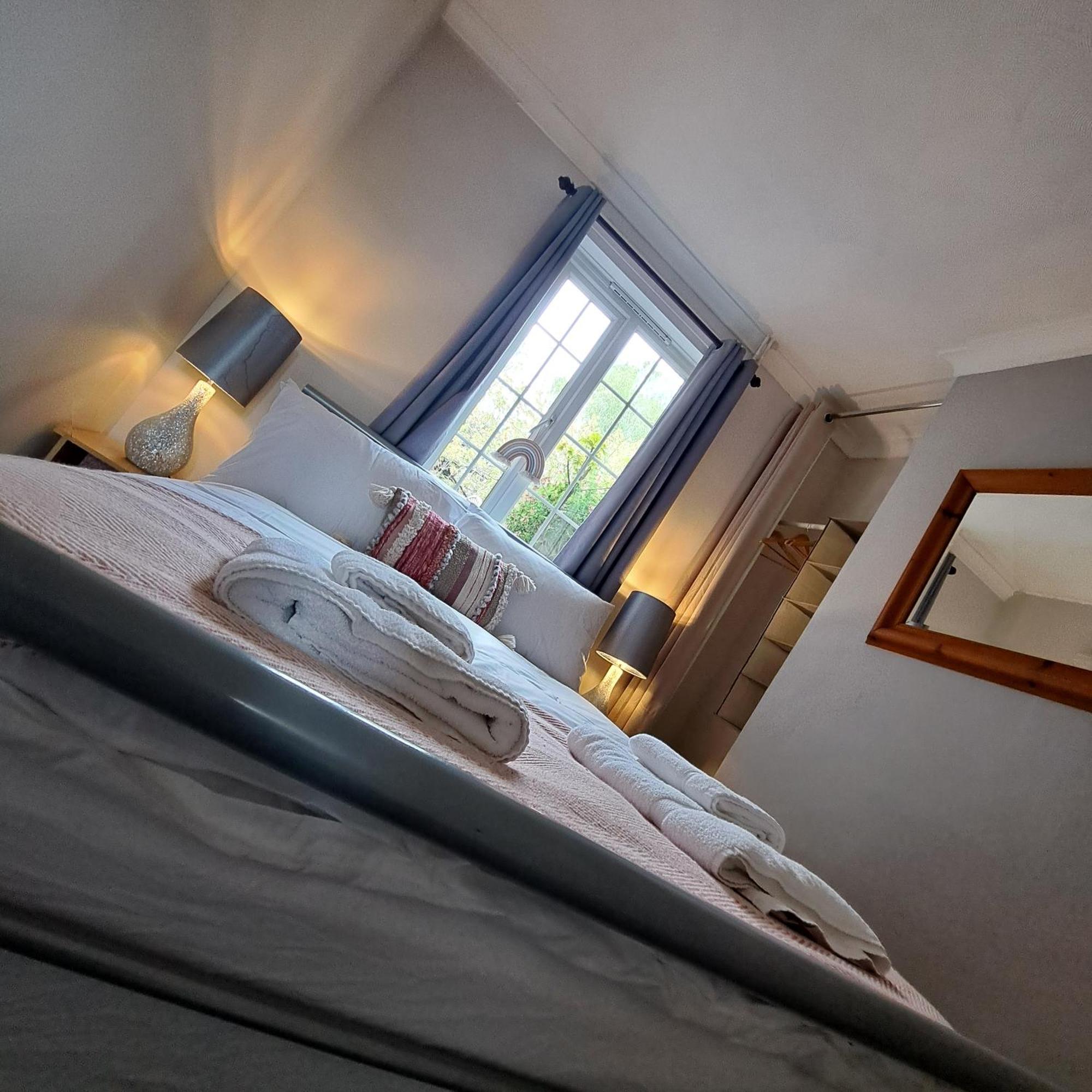Generous 3 Bed In The Heart Of The Village Huntingdon Esterno foto