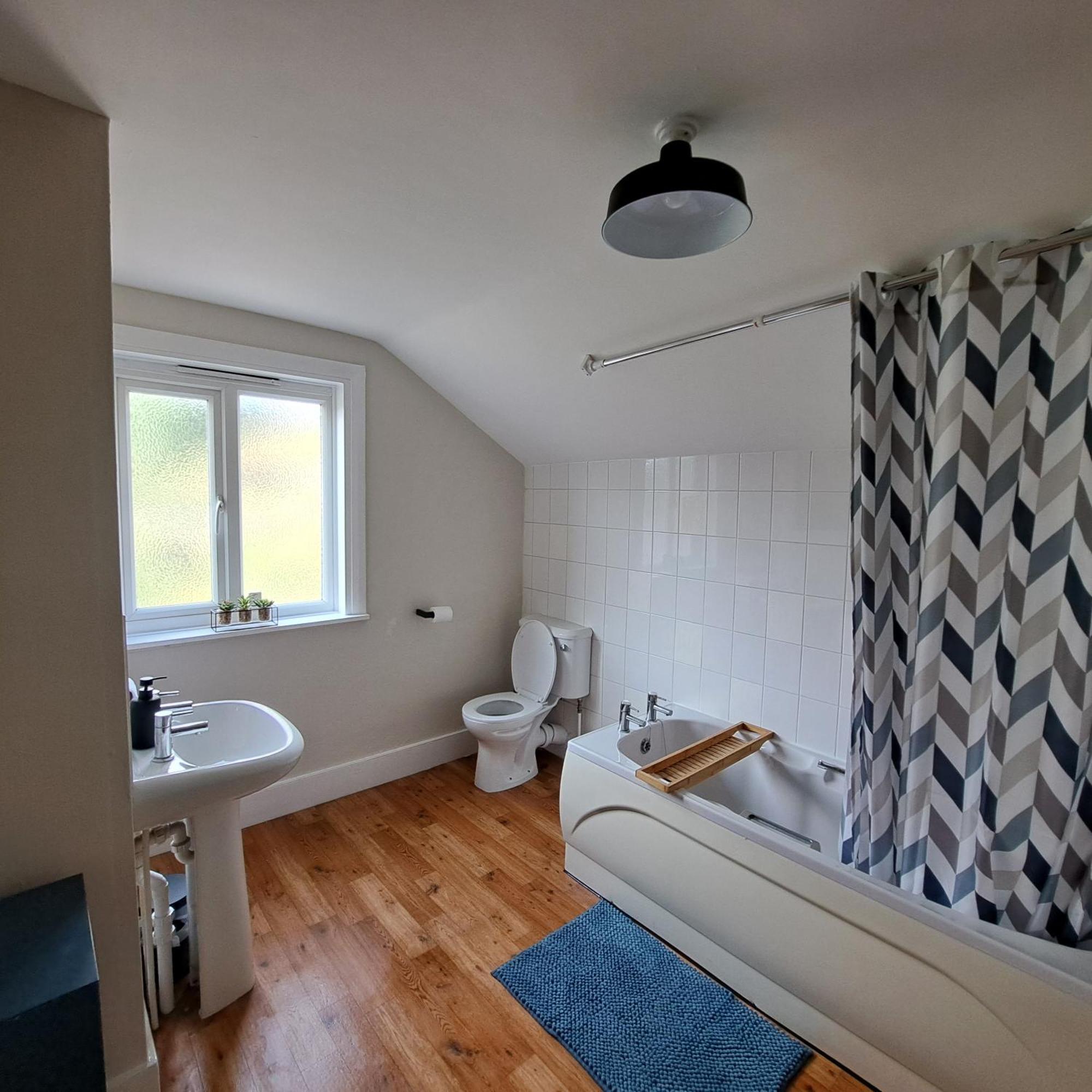 Generous 3 Bed In The Heart Of The Village Huntingdon Esterno foto