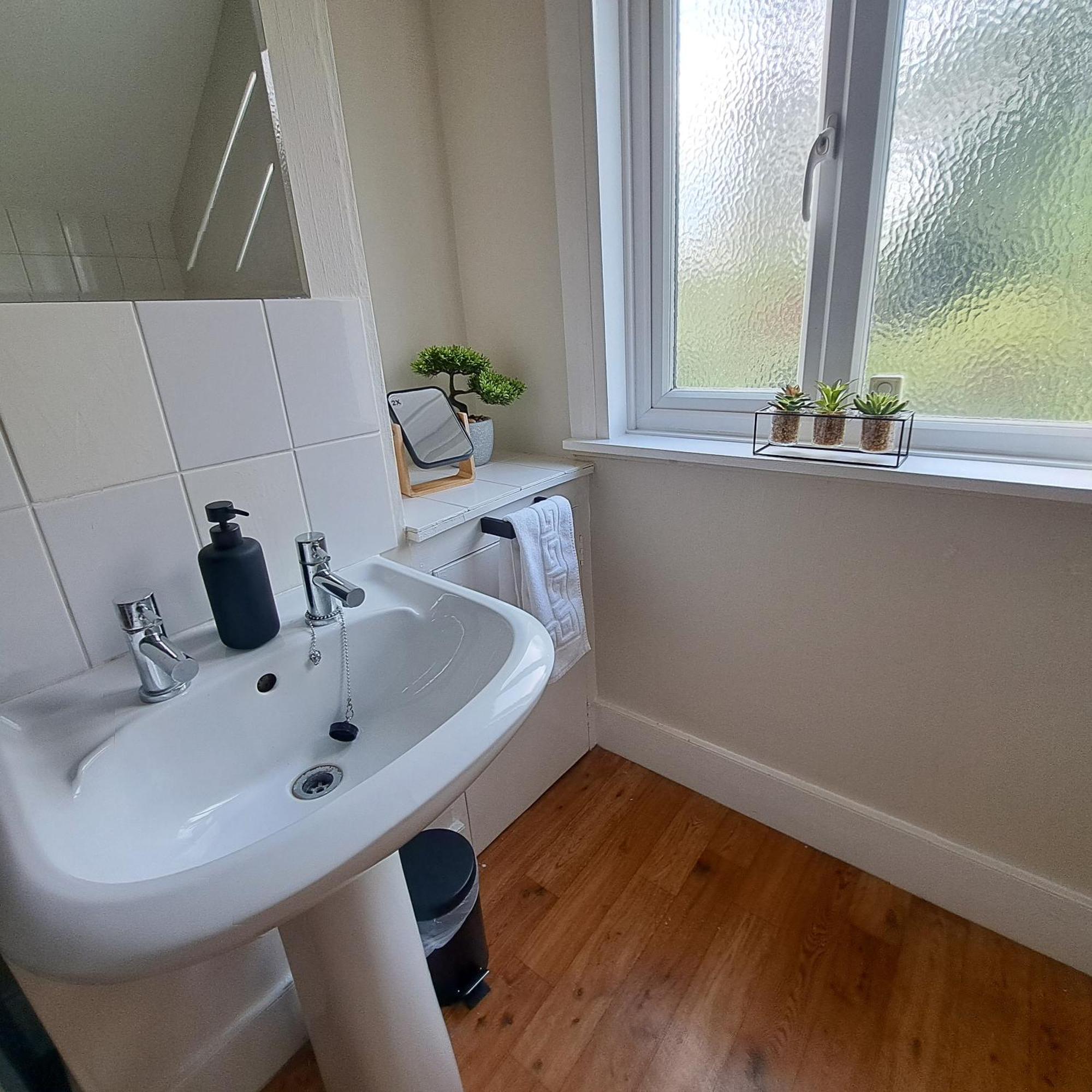 Generous 3 Bed In The Heart Of The Village Huntingdon Esterno foto
