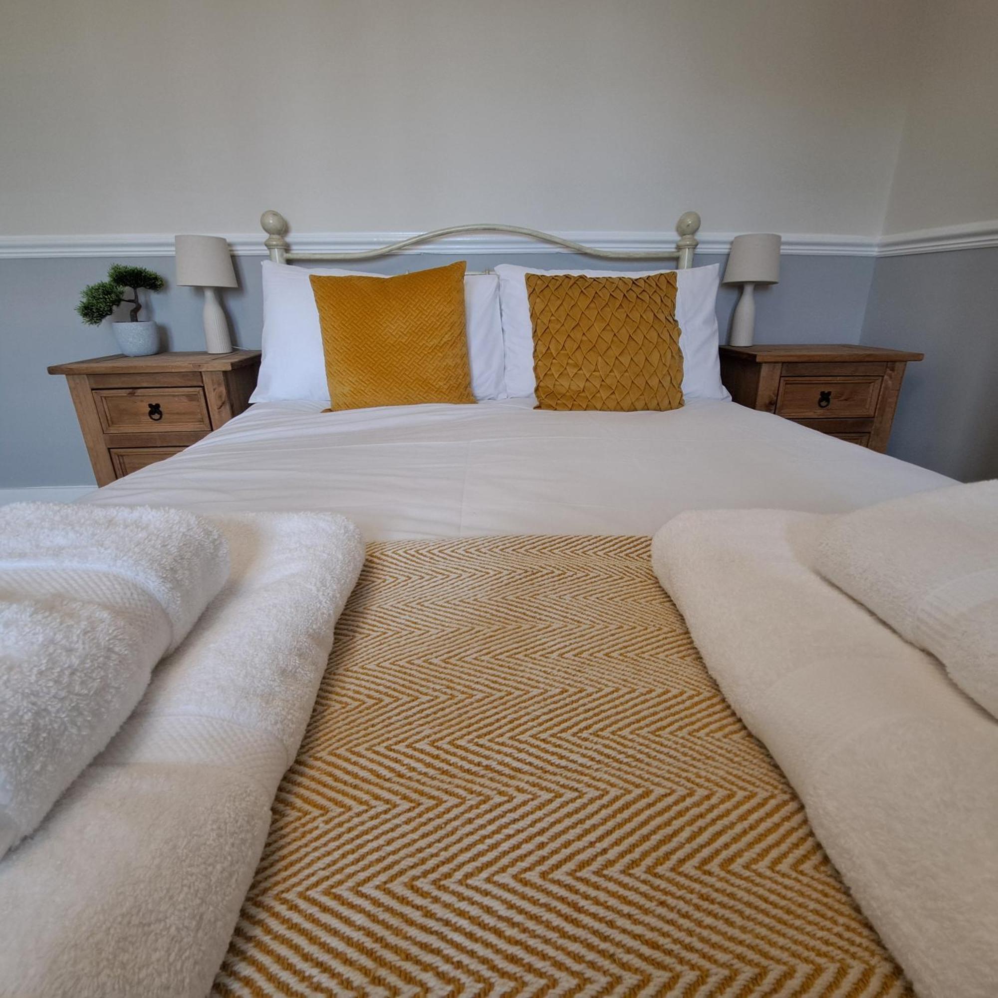 Generous 3 Bed In The Heart Of The Village Huntingdon Esterno foto