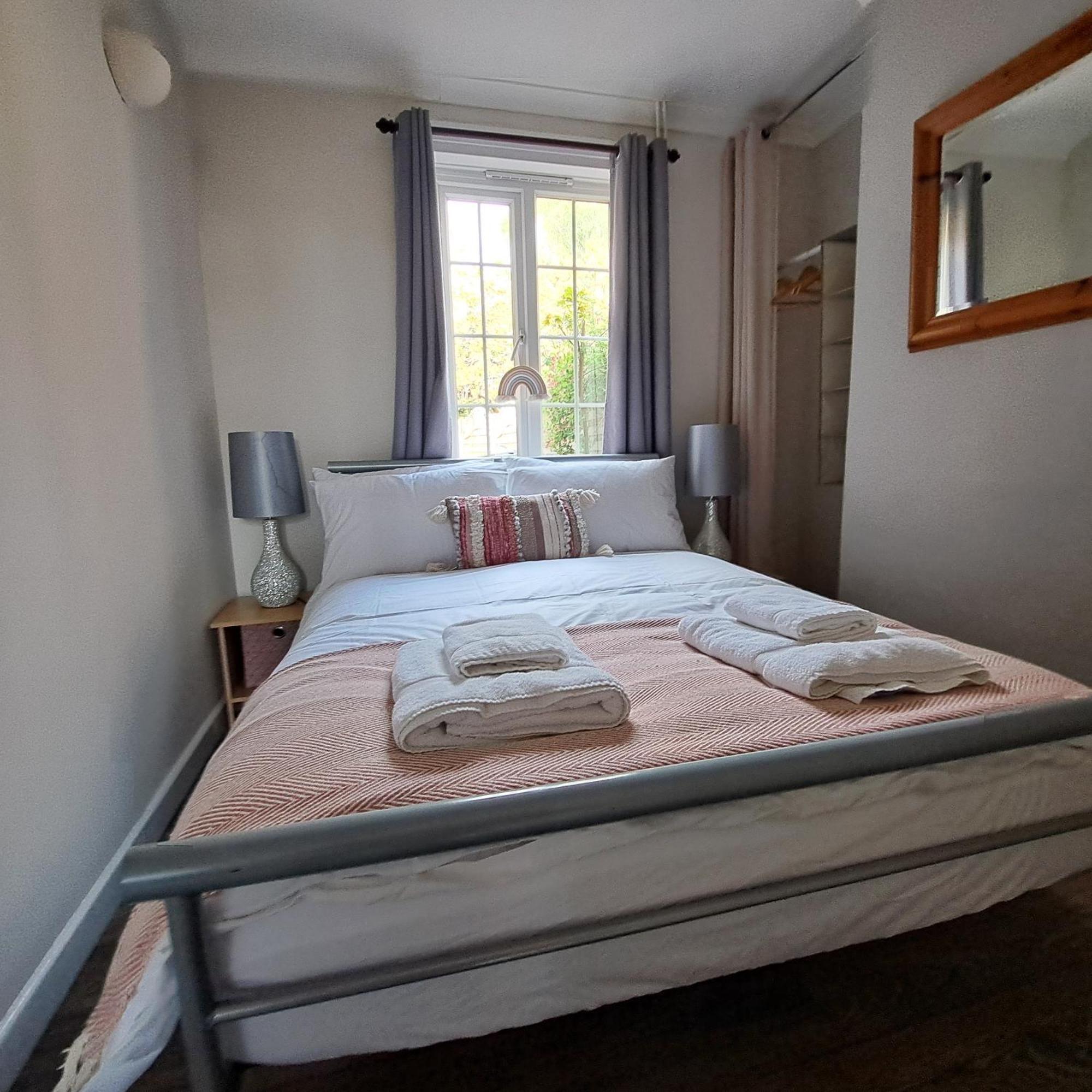 Generous 3 Bed In The Heart Of The Village Huntingdon Esterno foto